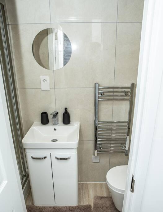 Aylesbury Apartment 1 With Free Parking 외부 사진