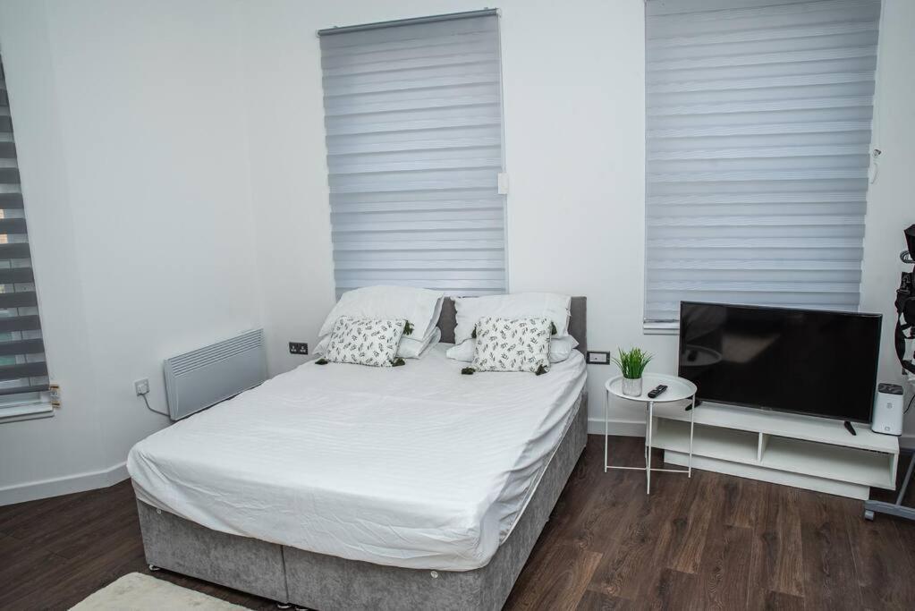 Aylesbury Apartment 1 With Free Parking 외부 사진
