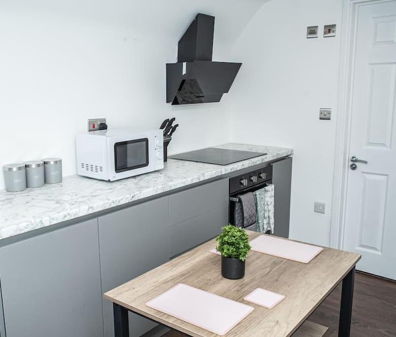 Aylesbury Apartment 1 With Free Parking 외부 사진